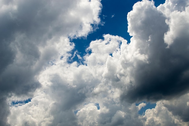 Nuages blancs et ciel bleu