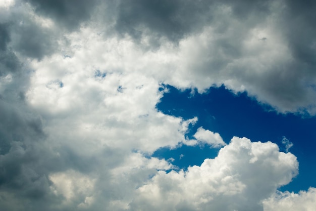 Nuages blancs et ciel bleu