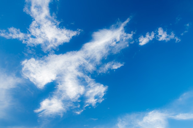 Nuages ​​blancs sur le ciel bleu