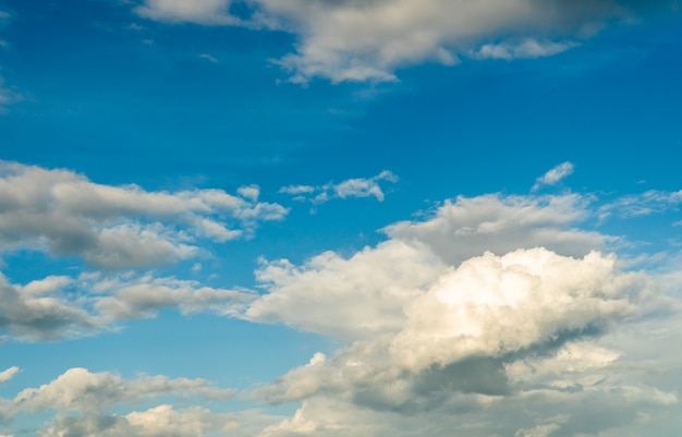 Nuages blancs sur le ciel bleu