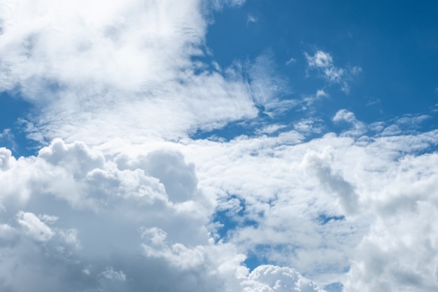 Nuages blancs sur ciel bleu