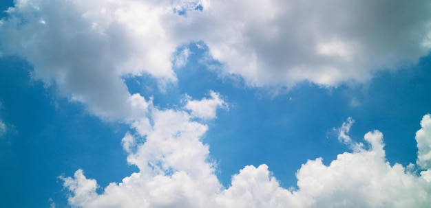 Nuages blancs et ciel bleu