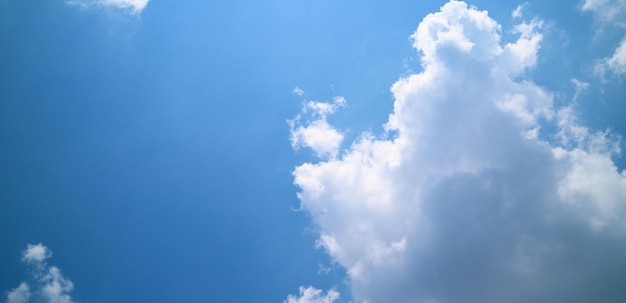 Nuages blancs et ciel bleu