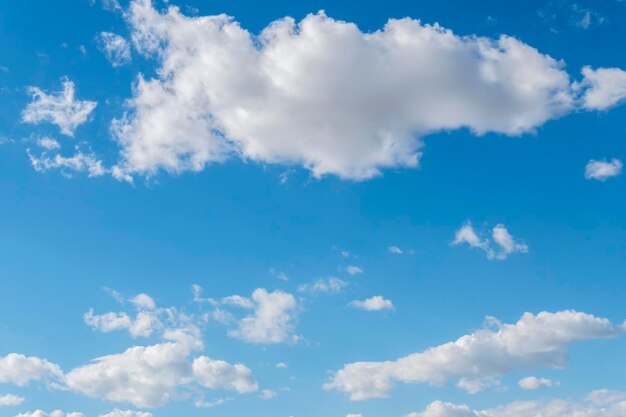 Nuages ​​blancs sur le ciel bleu