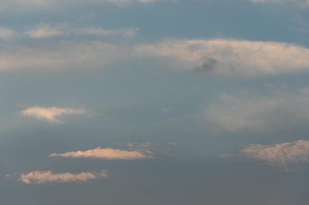 nuages blancs sur un ciel bleu