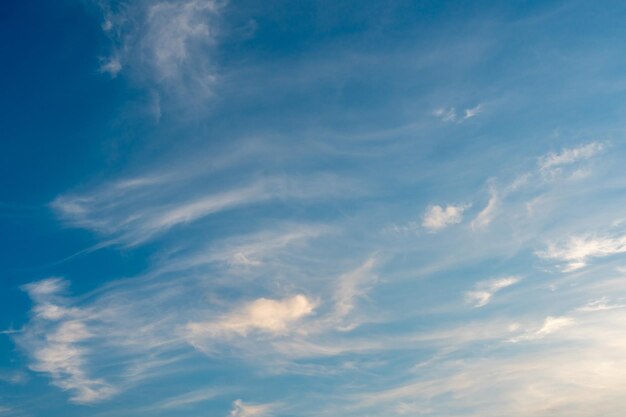 nuages blancs sur un ciel bleu