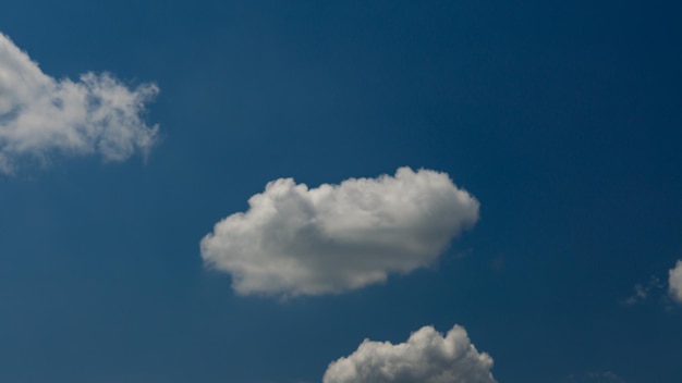 Nuages ​​blancs sur le ciel bleu