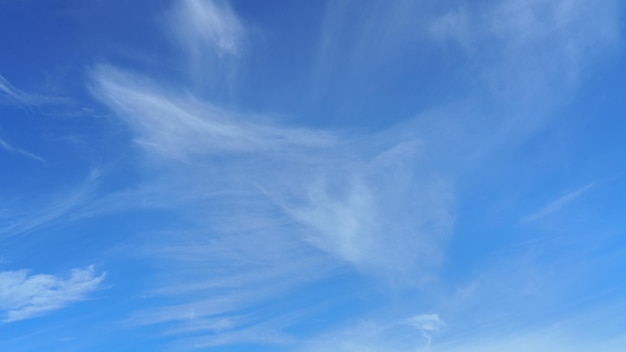 Nuages blancs sur le ciel bleu