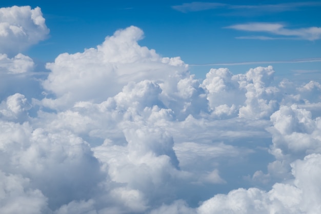 Nuages ​​blancs et ciel brillant