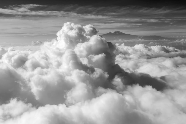 Nuages blancs et ciel vue depuis la fenêtre de l'avion en noir et blanc