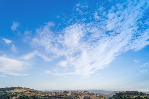 Nuages blancs sur la colline