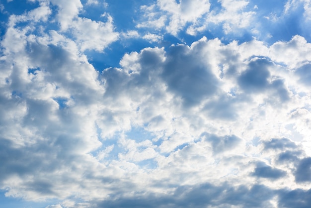 Nuages blancs contre le ciel bleu, ciel bleu avec fond de nuages.