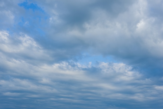 Nuages blancs contre le ciel bleu, ciel bleu avec fond de nuages.