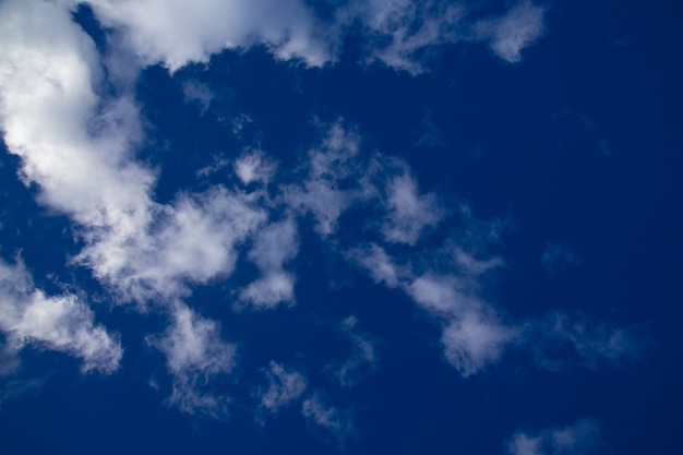 nuages blancs contre un ciel bleu de mars journée ensoleillée