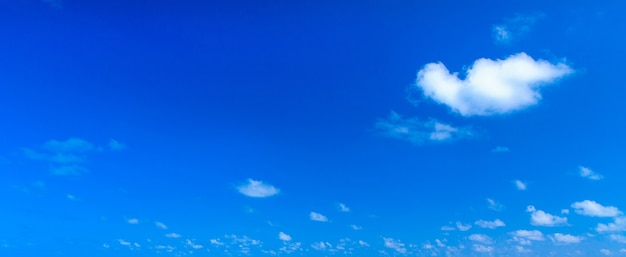 Nuages blancs contre le ciel bleu