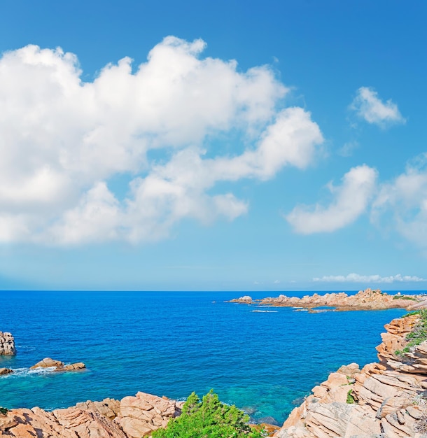 Nuages blancs sur Costa Paradiso Sardaigne