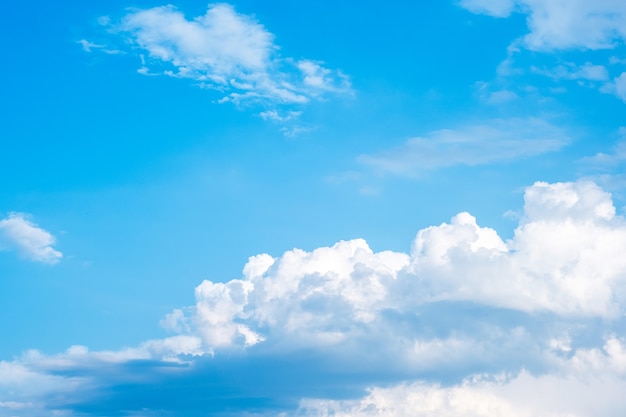 Nuages blancs dans le beau ciel bleu.