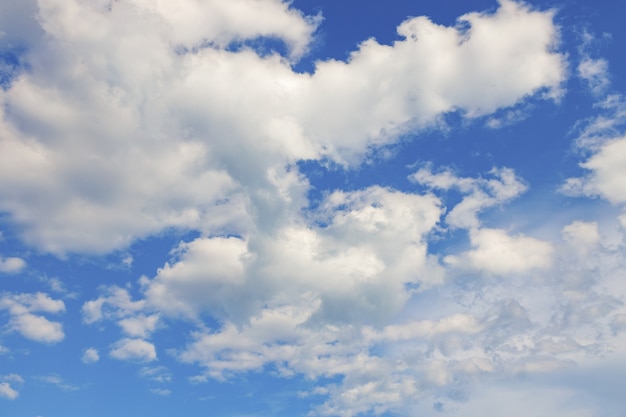 Nuages blancs dans le ciel bleu aux beaux jours