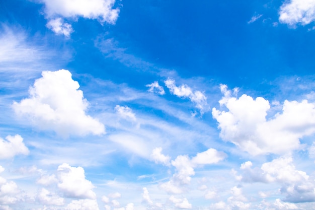 Photo nuages blancs dans le ciel bleu, le beau ciel avec des nuages