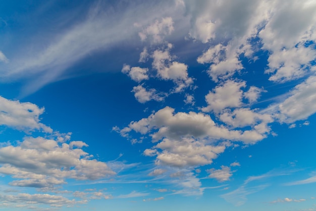 Nuages blancs dans le ciel bleu Beau fond naturel