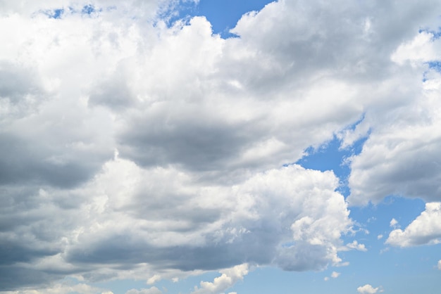 Nuages blancs dans un ciel bleu clair. La beauté de la nature.