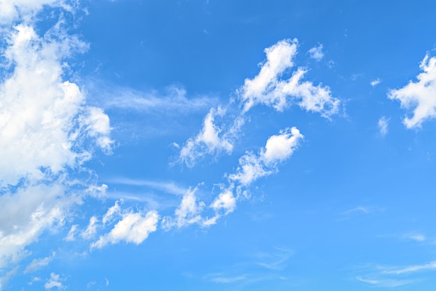 Nuages blancs dans un ciel bleu clair. La beauté de la nature.