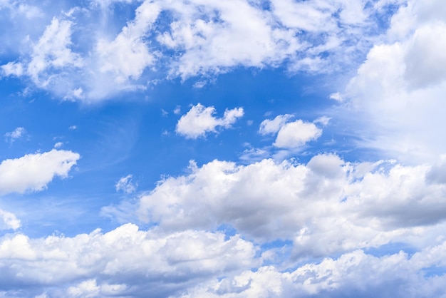 Nuages blancs dans un ciel bleu clair. La beauté de la nature.