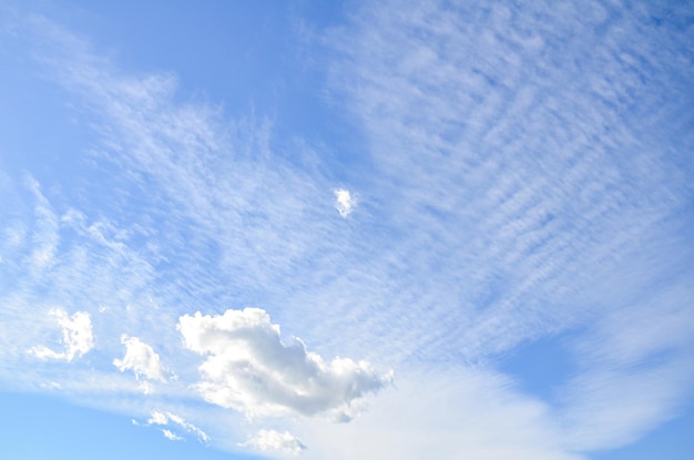 Nuages blancs dans un ciel bleu clair. La beauté de la nature.