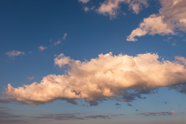 Nuages blancs dans le ciel bleu d&#39;été à l&#39;heure d&#39;or