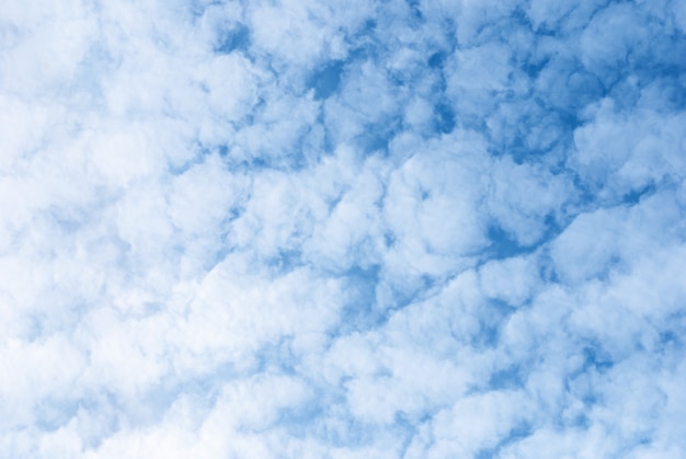 Nuages blancs dans le ciel bleu en été