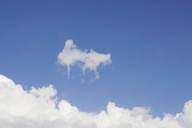 Nuages blancs dans le ciel bleu d'été