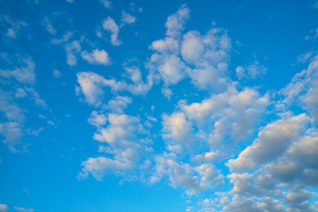 Nuages blancs dans le ciel bleu. Fond naturel atmosphérique.