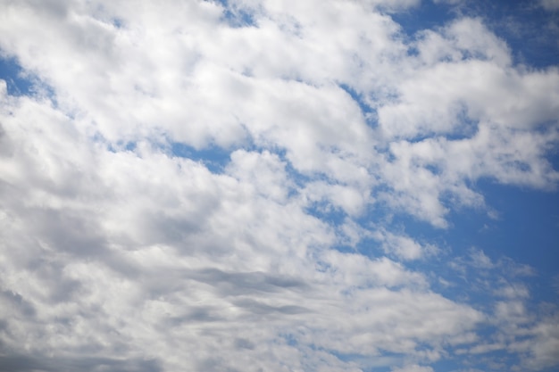 Nuages blancs dans le ciel bleu à midi l'été