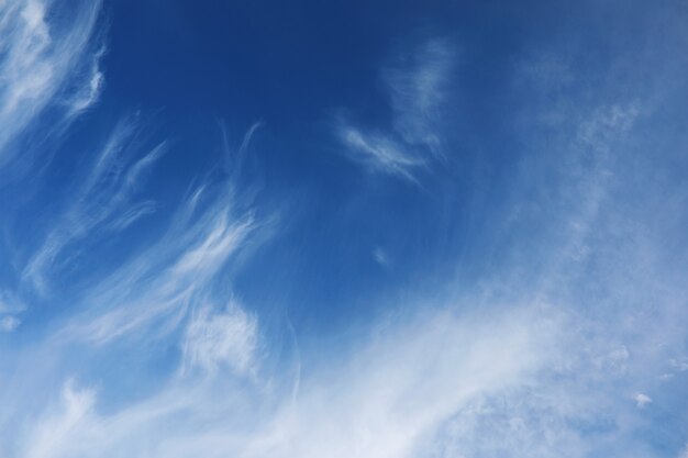 Nuages blancs dans le ciel bleu à midi l'été