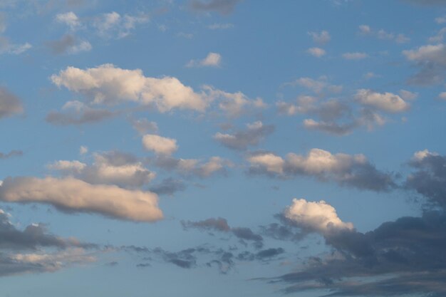 Des nuages blancs dans un ciel bleu Nature paysage nuageux