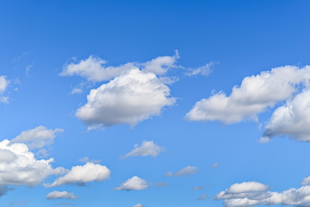 Des nuages blancs dans un ciel bleu vif La beauté de la nature