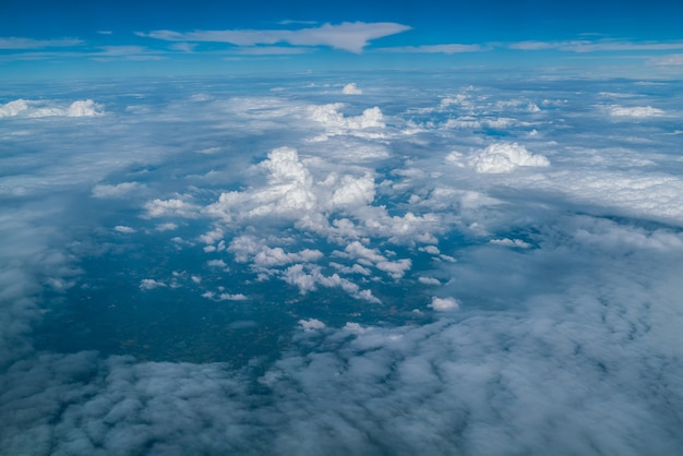 Nuages ​​blancs dans le ciel bleu vu de la fenêtre de l&#39;avion.