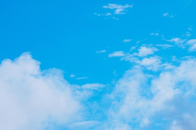 des nuages blancs dans le ciel bleu