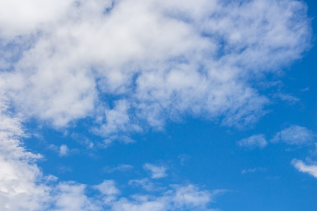 nuages ​​blancs dans le ciel bleu