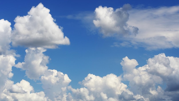 nuages ​​blancs dans le ciel bleu