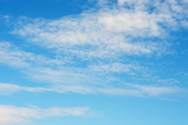 nuages ​​blancs dans le ciel bleu