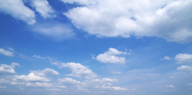 nuages ​​blancs dans le ciel bleu