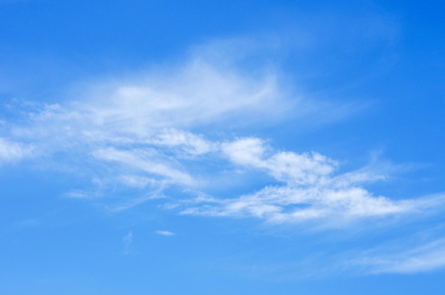 nuages ​​blancs dans le ciel bleu