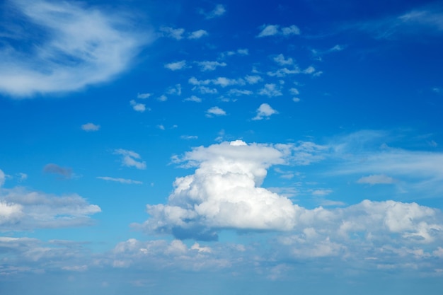 nuages ​​blancs dans le ciel bleu