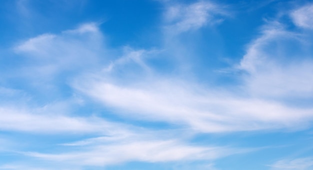 nuages ​​blancs dans le ciel bleu