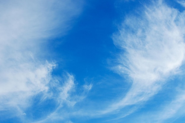 nuages ​​blancs dans le ciel bleu