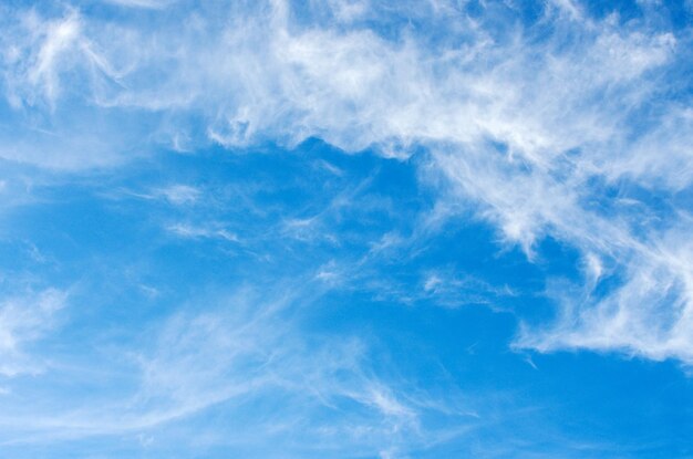 nuages ​​blancs dans le ciel bleu