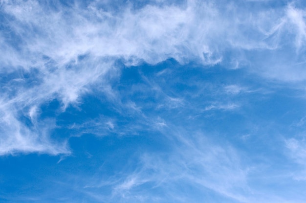 nuages ​​blancs dans le ciel bleu