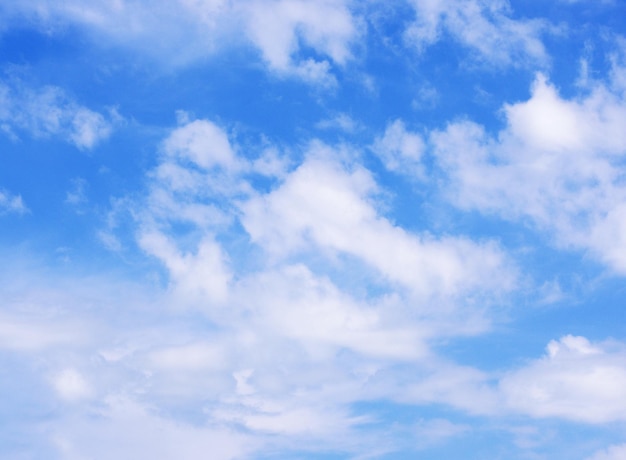 nuages ​​blancs dans le ciel bleu