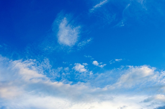 nuages ​​blancs dans le ciel bleu